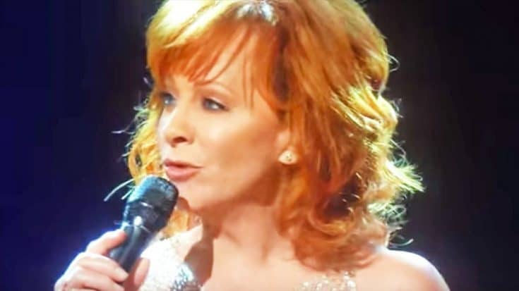 Reba McEntire Delivers Chills With Breathtaking ACMs Performance Of ‘Back To God’ | Country Music Videos
