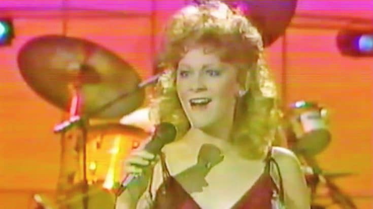 You Won’t Be Able To Stop Smiling While Watching Reba Sing Her Very First #1 Hit | Country Music Videos