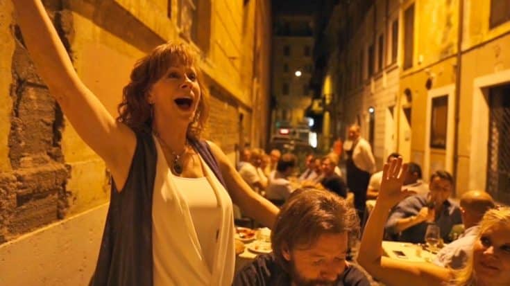 Reba McEntire Shocks Italian Restaurant-Goers With Surprise Performance | Country Music Videos