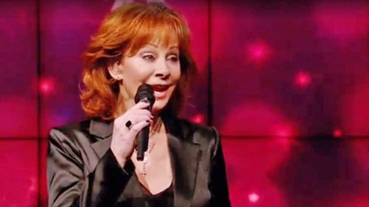Reba McEntire Gets In The Holiday Spirit With Adorable Christmas Medley | Country Music Videos