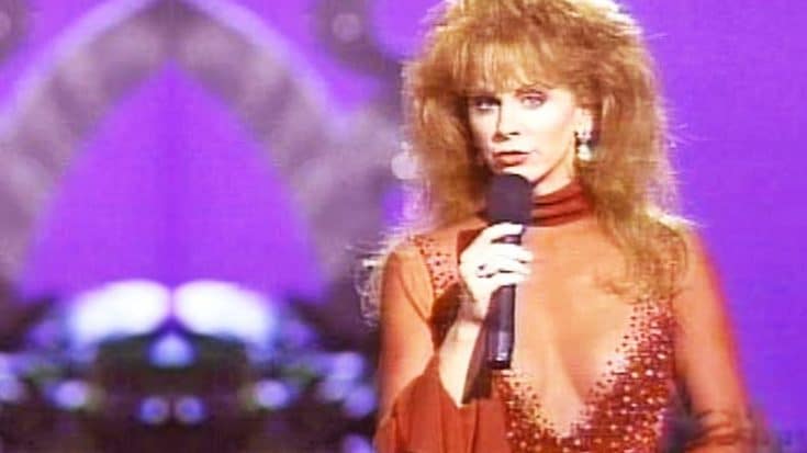 Reba McEntire & Linda Davis Sing Duet Of ‘Does He Love You’ | Country Music Videos