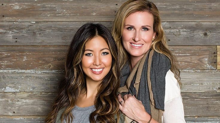 Willie & Korie Robertson’s Adopted Daughter Reunites With Mother, Grandmother In Taiwan | Country Music Videos