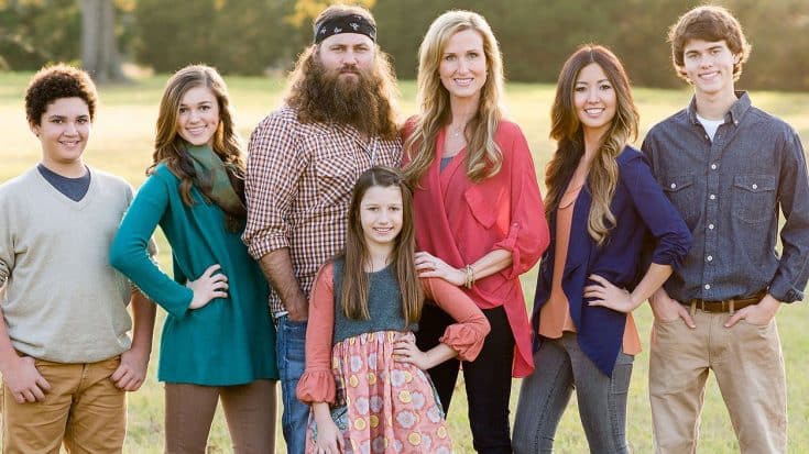See The Family Photo That Has Willie Robertson’s Kids Thinking He Went To Prison | Country Music Videos
