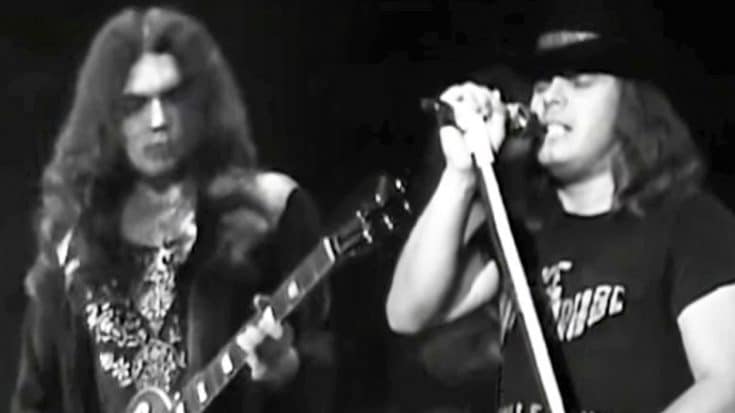 Southern Rock Meets Northern California In Skynyrd’s Sizzlin’ Winterland Performance Of ‘Gimme Back My Bullets’ | Country Music Videos