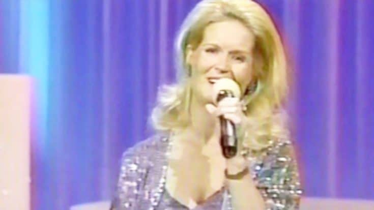 Lynn Anderson Dazzles With Sensational ‘Rose Garden’ Performance | Country Music Videos