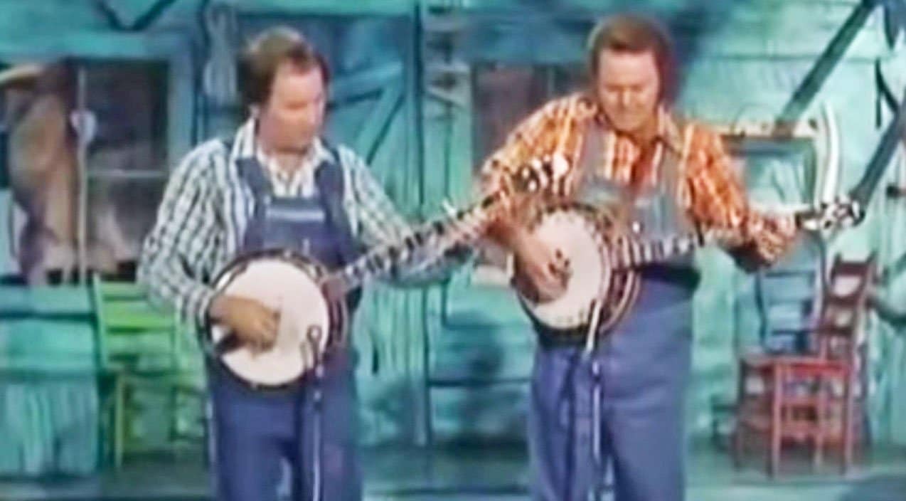 Roy Clark & Buck Trent Tear Up The Stage In Epic ‘Dueling Banjos