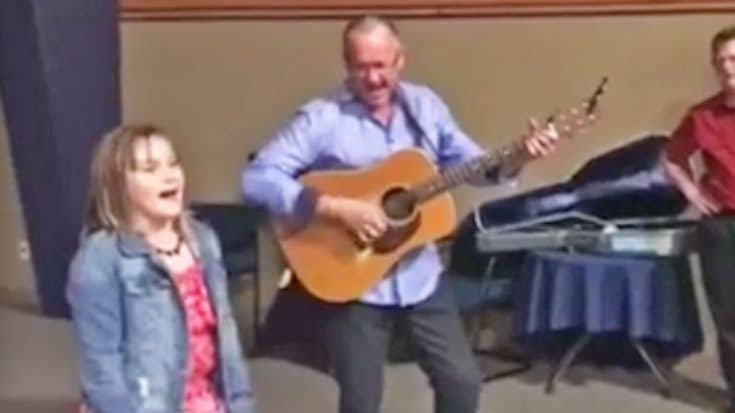 9-Year-Old Girl Will Knock Your Socks Off With Impromptu ‘Will The Circle Be Unbroken’ Performance | Country Music Videos