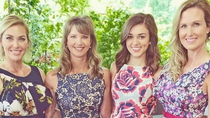 Sadie Robertson Surrounds Herself With Family Following Announcement Of Her Break Up | Country Music Videos