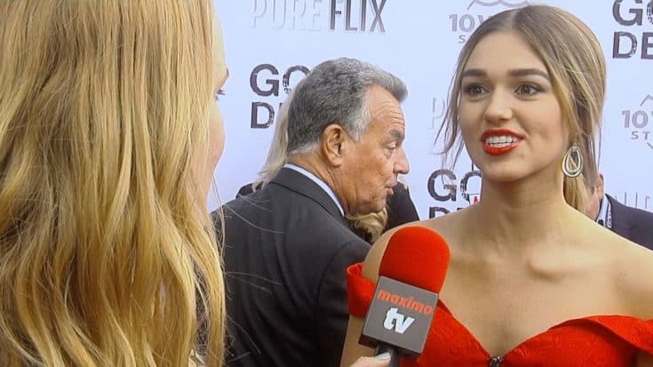 Sadie Robertson Reveals The One Reason Why She Is ‘Thankful To Be In The Spotlight’ | Country Music Videos