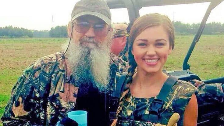 Sadie Robertson Honors Our Military With Touching Gesture | Country Music Videos