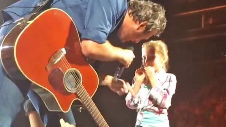 Blake Shelton Brings Little Girl On Stage During 2016 Concert | Country Music Videos