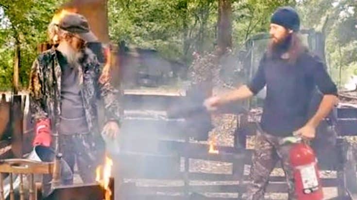 Uncle Si & Jase Robertson Share Hilarious Safety Tips For Deep Frying A Turkey | Country Music Videos