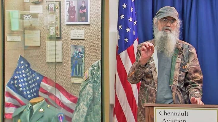 Si Robertson Is Honored With Exhibit In Military Museum | Country Music Videos
