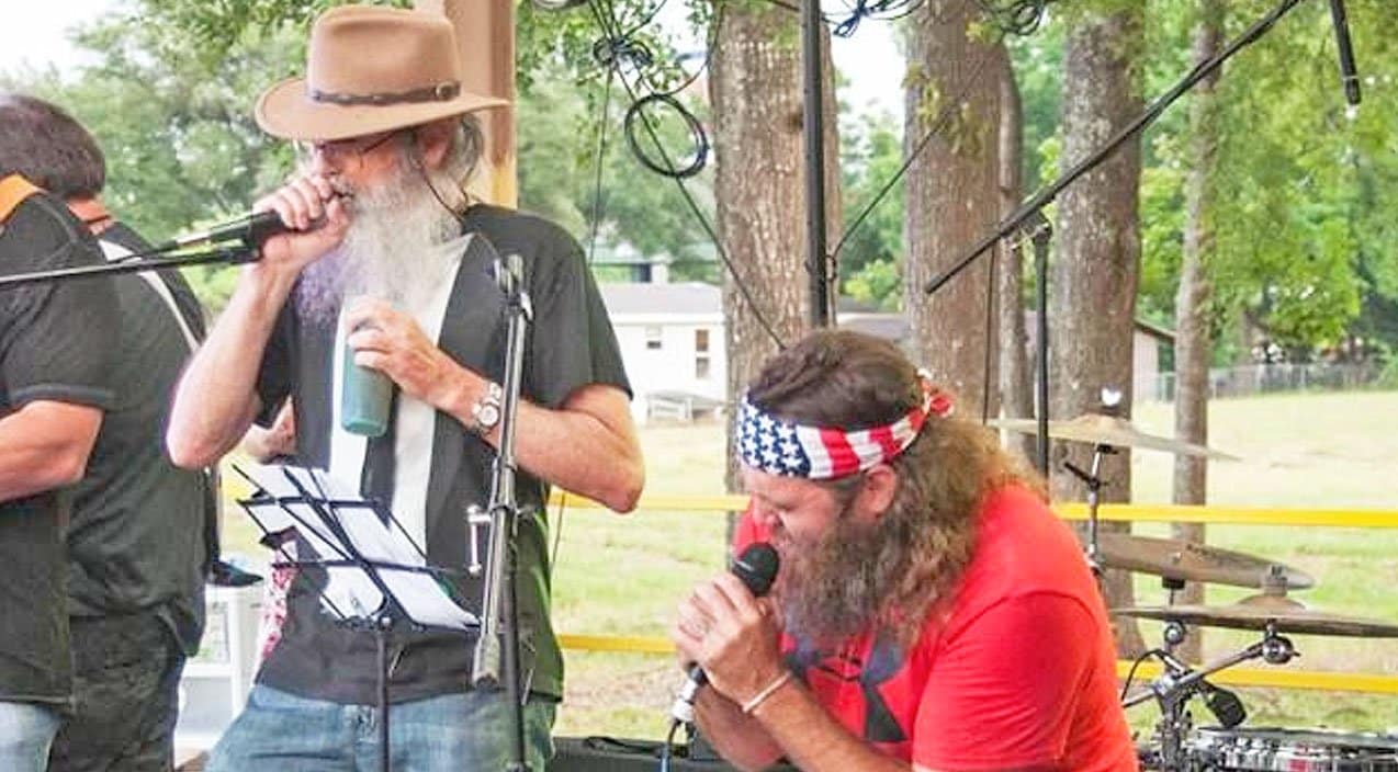 Uncle Si & Willie Robertson Duet To Willie Nelson’s ‘Seven Spanish Angels’ | Country Music Videos