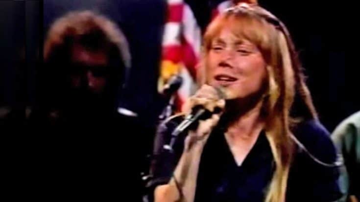 Sissy Spacek Impersonates Loretta Lynn In “Coal Miner’s Daughter” Performance | Country Music Videos