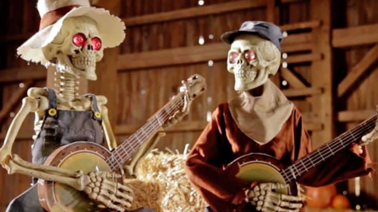 Halloween Skeletons Battle It Out To ‘Dueling Banjos’ | Country Music Videos