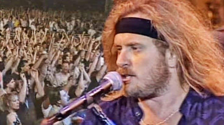 ‘Lyve From Steel Town’: Lynyrd Skynyrd Riles Up The Crowd With Fiery Performance Of ‘That Smell’ | Country Music Videos