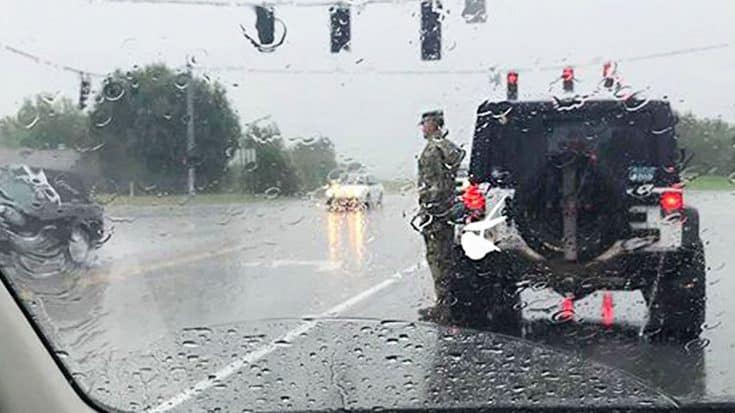 Soldier Exits SUV & Stands At Attention In Intersection For Fallen Comrade | Country Music Videos