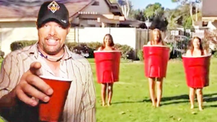 Girls Dressed As ‘Red Solo Cups’ Dance To Toby Keith’s Famed Song | Country Music Videos
