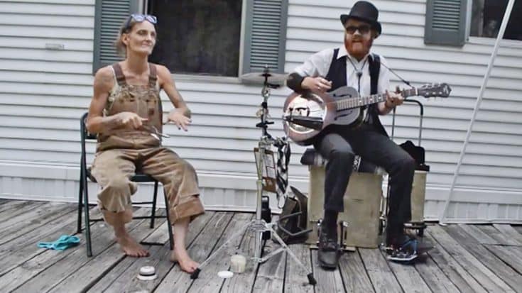 Barefoot, Overall-Wearing ‘Spoon Lady’ Sits Down, Greases Her Spoons, & The Rest Is Pure Magic | Country Music Videos