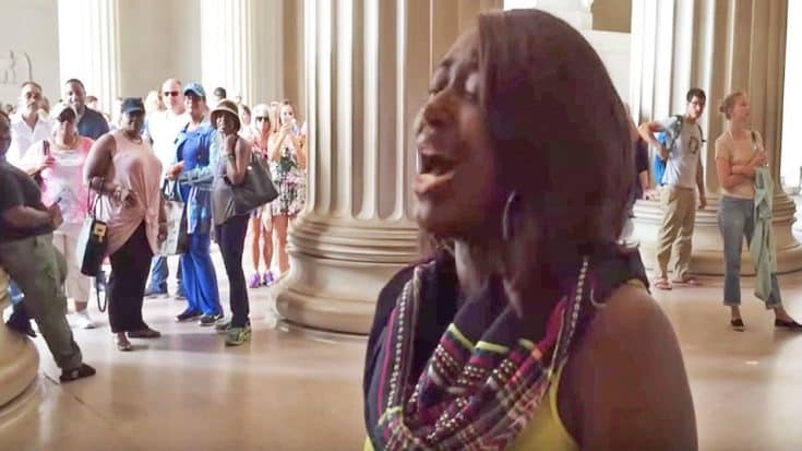 Woman Sings National Anthem At Lincoln Memorial During 2016 Vacation | Country Music Videos