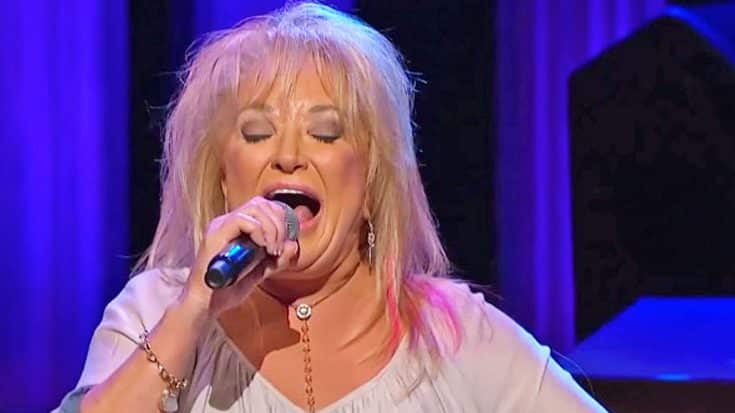 Tanya Tucker Brings Down The House With ‘Delta Dawn’ And ‘Amazing Grace’ Medley | Country Music Videos