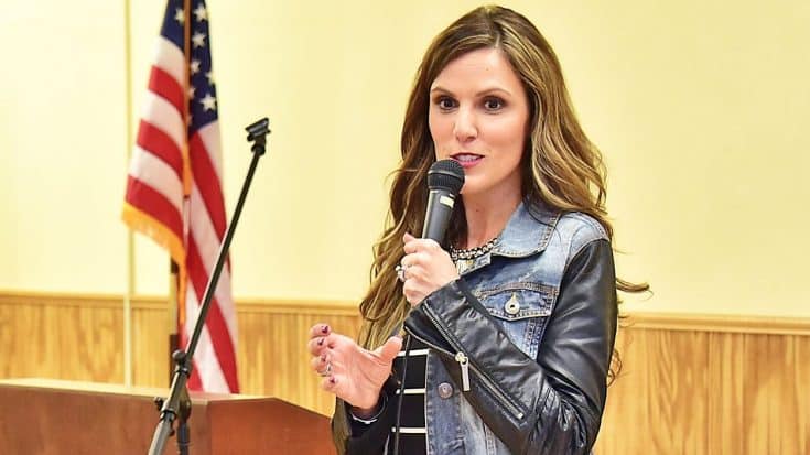 Widow Of ‘American Sniper’ Chris Kyle Boldly Urges NFL Players – ‘Get Off Your Knees’ | Country Music Videos