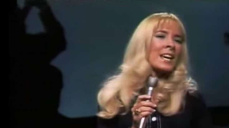 Barbara Fairchild Devastates Audience With ‘The Teddy Bear Song’ | Country Music Videos