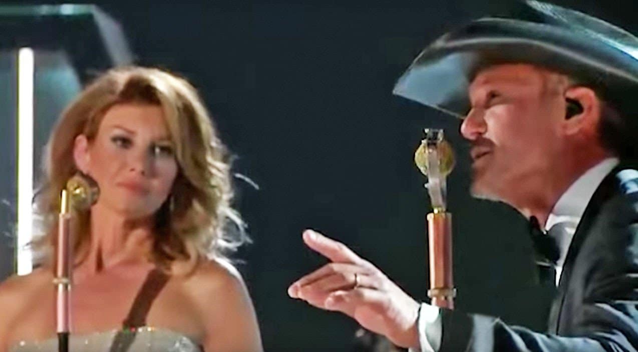 Tim McGraw & Faith Hill Heat Up The ACMs With Tender ‘Meanwhile Back At Mama’s’ Duet | Country Music Videos