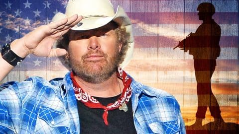 Toby Keith Pays Tribute To Military With ‘American Soldier’ To A Crowd Of Service Members | Country Music Videos
