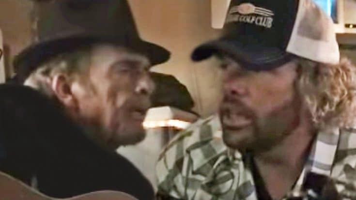 Rare Footage Of Merle Haggard And Toby Keith Singing Together On A Tour