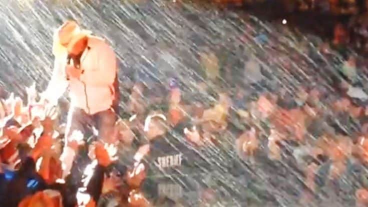 Toby Keith Proves – Once Again – That He’s A Badass By Performing In Extreme Weather Conditions | Country Music Videos