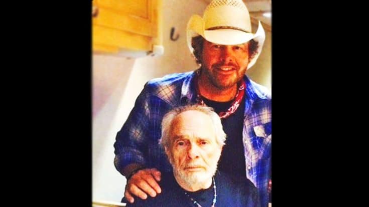 Toby Keith Talks About Helping Merle Haggard Through One Of His Final Shows In 2016 | Country Music Videos