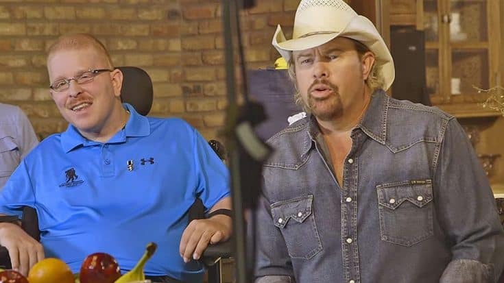 Toby Keith Has Emotional Meet And Greet With Wounded Warriors | Country Music Videos