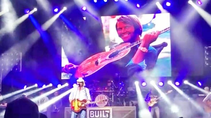 Toby Keith Pays Homage To The Late Glen Campbell With Tear-Worthy Performance | Country Music Videos