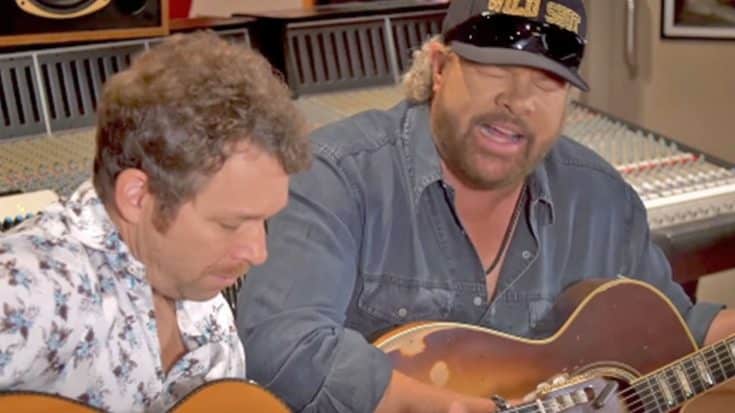 Bet You Can’t Get Through Toby Keith’s ‘Sh*tty Golfer’ Video Without Laughing | Country Music Videos
