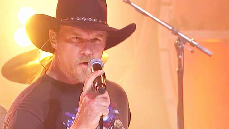 Trace Adkins Entertains With Live ‘Honky Tonky Badonkadonk’ Performance | Country Music Videos
