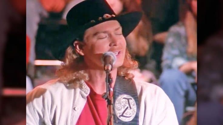 Tracy Lawrence Proves He’s A Masterful Storyteller In Moving ‘Time Marches On’ Performance | Country Music Videos