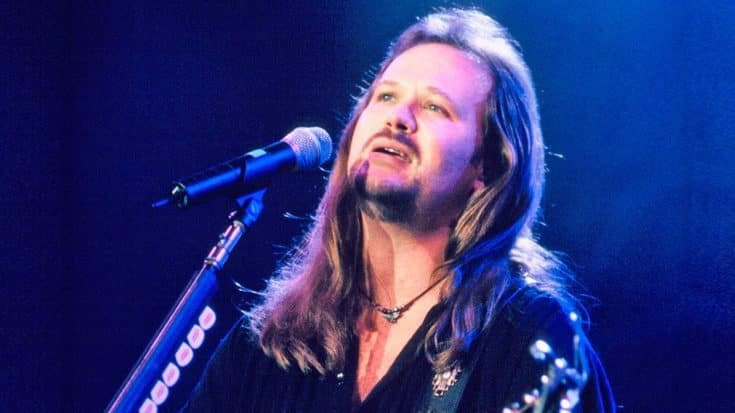Travis Tritt Brings The Audience To Their Feet With 2002 Performance Of ‘Great Day To Be Alive’ | Country Music Videos