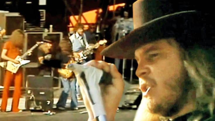 Triple Guitar Attack Defines Skynyrd’s Knebworth Performance Of ‘Workin’ For MCA’ | Country Music Videos
