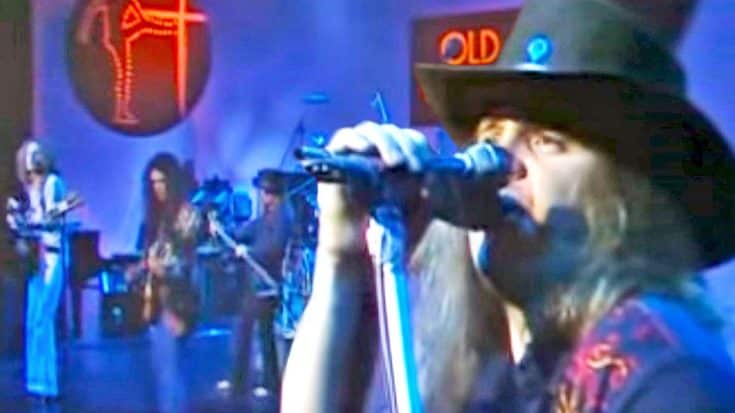 Skynyrd Asserts Their Status As International Icons With U.K. Performance Of ‘Same Old Blues’ | Country Music Videos