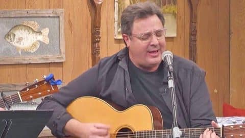 Vince Gill Pours Pure Emotion Into Cover Of Merle Haggard’s Somber Song | Country Music Videos
