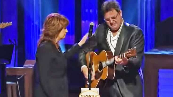 Vince Gill Cries At George Jones Tribute, Singing ‘Go Rest High On That Mountain’ | Country Music Videos
