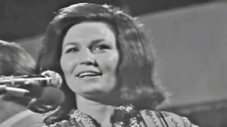 Before Loretta Lynn Joined Conway Twitty As A Duo, She Dazzled On Stage In Rare Footage | Country Music Videos