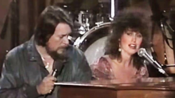 Waylon Jennings & Jessi Colter Sing ‘Silent Night’ In Heartwarming Christmas Duet | Country Music Videos