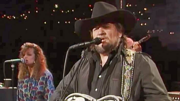 Waylon Jennings Treats The Lone Star State To Quality Country Music With ‘Me And Bobby McGee’ | Country Music Videos