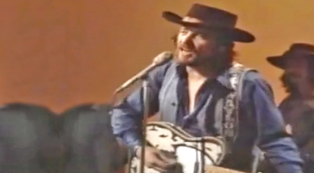 Rare Footage Of Waylon Jennings Singing ‘Ramblin’ Man’ Live | Country Music Videos