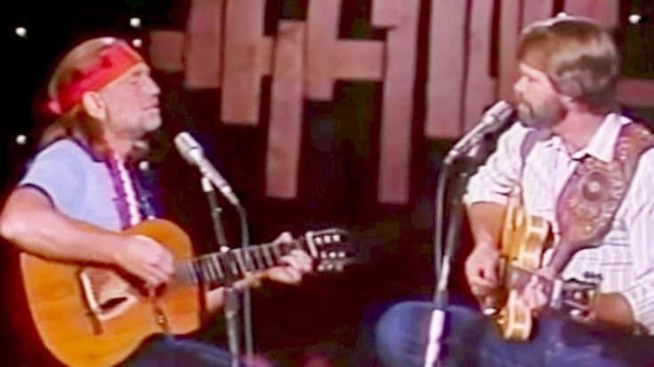 Willie Nelson & Glen Campbell Revive Classic ‘Mammas’ Duet For Crowd-Pleasing Performance | Country Music Videos