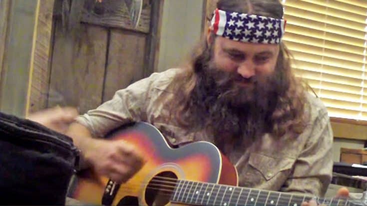 Willie Robertson Learns How To Play The Guitar, And He’s A Pro! | Country Music Videos