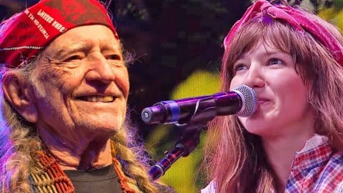 Willie Nelson’s Granddaughter, Raelyn, Performs ‘Moon Song’ At 2014 Farm Aid | Country Music Videos